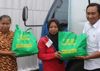 300 Warga di Tiga Kecamatan Terima Sembako dalam TMMD ke-127 Kediri