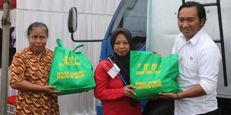 300 Warga di Tiga Kecamatan Terima Sembako dalam TMMD ke-127 Kediri