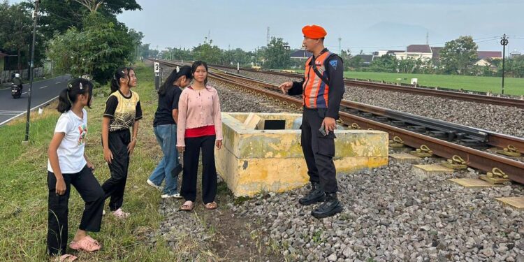 Demi Keselamatan Bersama, KAI Daop 7 Madiun Imbau Warga Hindari Rel Saat Ngabuburit