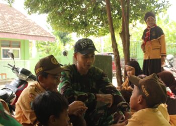 Hangatnya Kebersamaan Satgas TMMD Kodim 0809/Kediri dan Siswa MI di Desa Gadungan