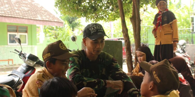 Hangatnya Kebersamaan Satgas TMMD Kodim 0809/Kediri dan Siswa MI di Desa Gadungan