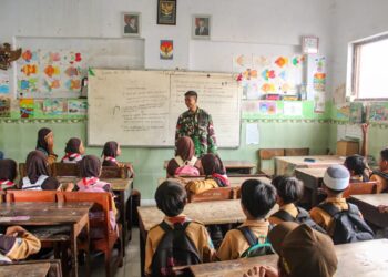 Anggota Satgas TMMD Berikan Materi Wawasan Kebangsaan kepada Siswa MI Al-Munir