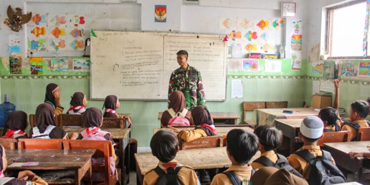 Anggota Satgas TMMD Berikan Materi Wawasan Kebangsaan kepada Siswa MI Al-Munir