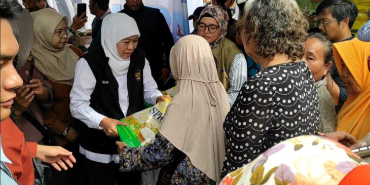 Ratusan Warga Serbu Pasar Murah, Gubernur Pastikan Stok Sembako Di Jawa Timur Aman Hingga Lebaran