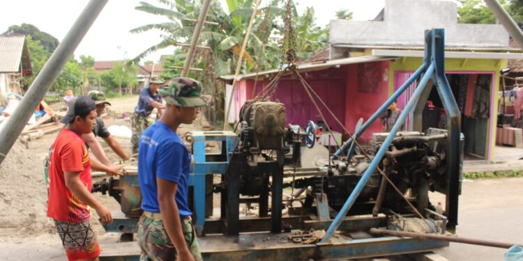 TMMD Lakukan Pengeboran, Sumur Bor di Dusun Templek Kediri Mengeluarkan Air Bersih