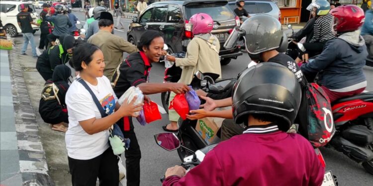 Minimarket Arfa Jaya Kediri Bagikan 350 Paket Takjil Kepada Pengendara Jalan