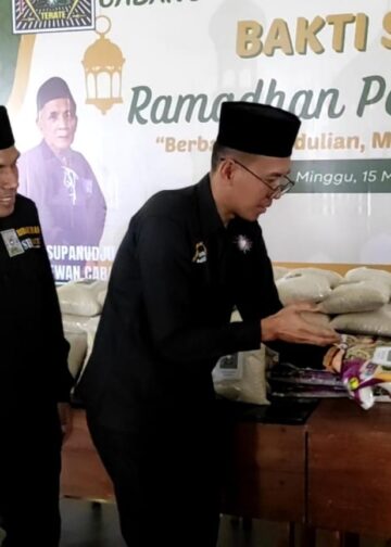 PSHT Cabang Kota Kediri Pusat Madiun Bagikan Ratusan Paket Zakat kepada Warga
