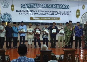 Ponpes Wali Barokah Kediri Bagikan Ratusan Paket Sembako untuk Warga