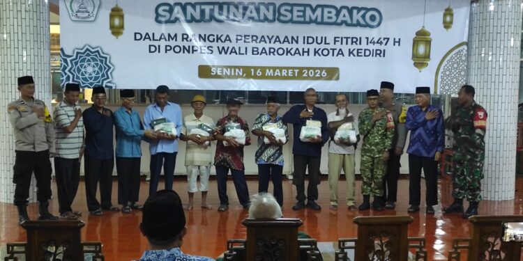 Ponpes Wali Barokah Kediri Bagikan Ratusan Paket Sembako untuk Warga