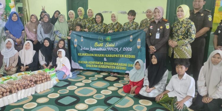 Kejari Kediri Bagikan sembako di Panti Asuhan Darul Aitam, Ini Pesannya