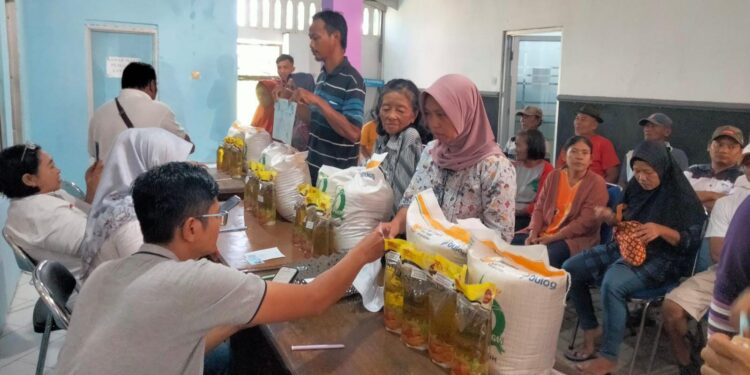 Jelang Lebaran, Bulog Kediri Salurkan Bantuan Pangan Di 3 Kecamatan Kota Kediri