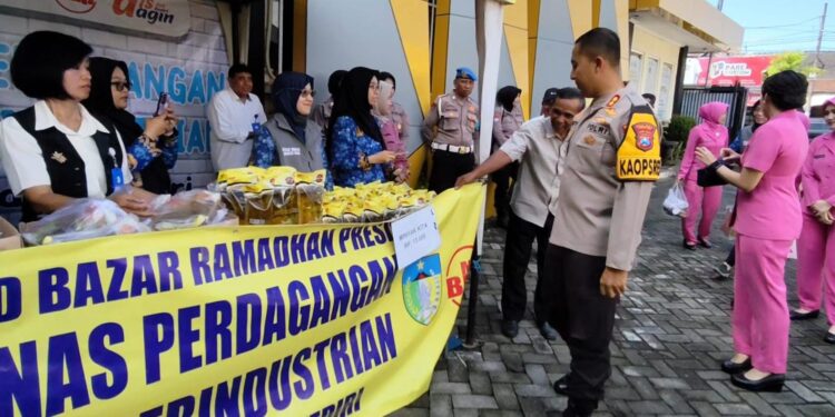 Ratusan Warga Serbu Pasar Murah Yang Digelar Polres Kediri