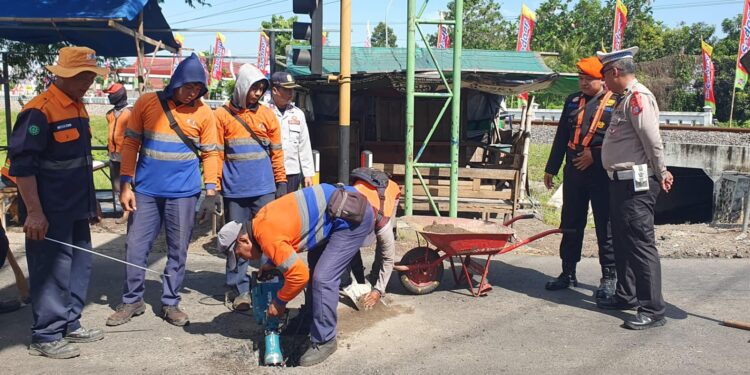 Tekan Risiko Kecelakaan Saat Mudik, KAI Daop 7 Lakukan Penyempitan Perlintasan Sebidang