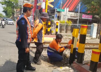 Tingkatkan Keselamatan Perjalanan KA, KAI Daop 7 Madiun Lakukan Sterilisasi Jalur di Emplasemen Stasiun