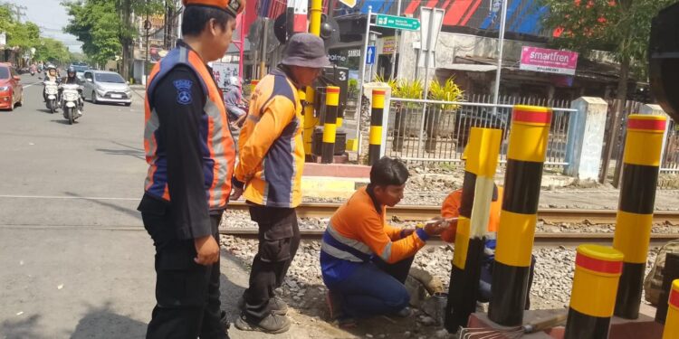 Tingkatkan Keselamatan Perjalanan KA, KAI Daop 7 Madiun Lakukan Sterilisasi Jalur di Emplasemen Stasiun