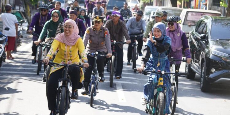 Kartini Berkebaya Bersepeda, Wali Kota Kediri Ajak Jaga Lingkungan di Peringatan Hari Bumi