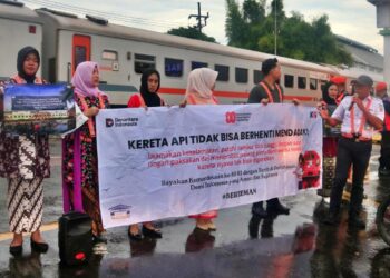 KAI Daop 7 Madiun Gelar Sosialisasi Keselamatan di Perlintasan Sebidang Mengenakan Kebaya, Ini Tujuannya