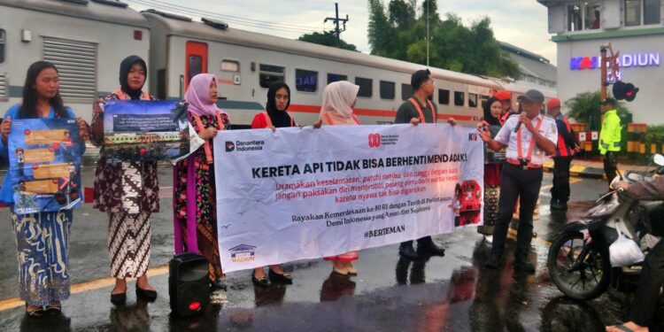 KAI Daop 7 Madiun Gelar Sosialisasi Keselamatan di Perlintasan Sebidang Mengenakan Kebaya, Ini Tujuannya