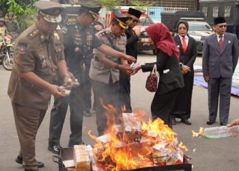 Ribuan Rokok Ilegal Dimusnahkan Pemkab Kediri Dengan Bea Cukai