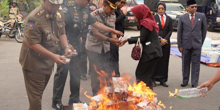Ribuan Rokok Ilegal Dimusnahkan Pemkab Kediri Dengan Bea Cukai