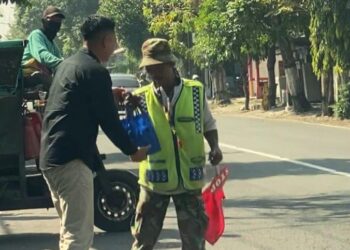 Peduli Kaum Buruh Ketua AMPI Kediri Pramudya Ananta Permana Bagikan Sembako