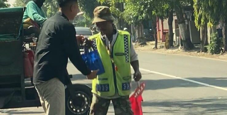 Peduli Kaum Buruh Ketua AMPI Kediri Pramudya Ananta Permana Bagikan Sembako