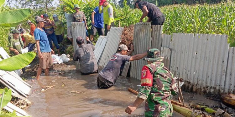 Cegah Banjir, TNI Bersama Warga Resik-Resik Bersihkan Aliran Sungai Pulerejo