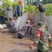 Cegah Banjir, TNI Bersama Warga Resik-Resik Bersihkan Aliran Sungai Pulerejo