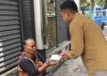 Ketua AMPI Kota Kediri Pramudya Ananta Permana Turun ke Jalan Bagikan “Amplop Berkah” di Jumat Berkah​