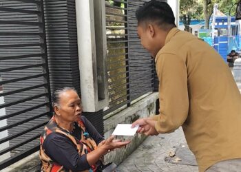 Ketua AMPI Kota Kediri Pramudya Ananta Permana Turun ke Jalan Bagikan “Amplop Berkah” di Jumat Berkah​