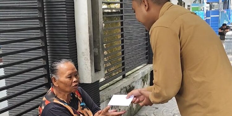 Ketua AMPI Kota Kediri Pramudya Ananta Permana Turun ke Jalan Bagikan “Amplop Berkah” di Jumat Berkah​