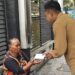 Ketua AMPI Kota Kediri Pramudya Ananta Permana Turun ke Jalan Bagikan “Amplop Berkah” di Jumat Berkah​