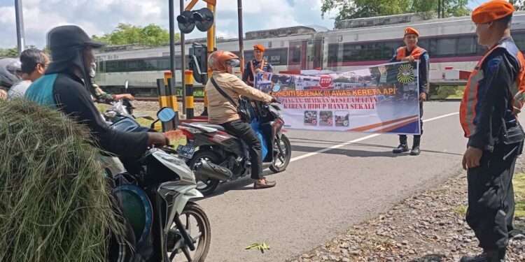 Cegah Terjadinya Kecelakaan, KAI Daop 7 Madiun Kembali Ajak Masyarakat Disiplin di Perlintasan