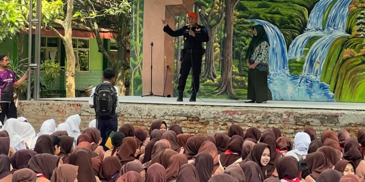 Daop 7 Madiun Sosialisasi Keselamatan Di Perlintasan Sebidang dan Jalur Ka Terhadap Ratusan Pelajar
