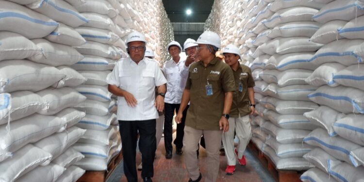 Anggota Komisi VII DPR RI Sidak Bulog Kediri, Pastikan Stok Beras Aman