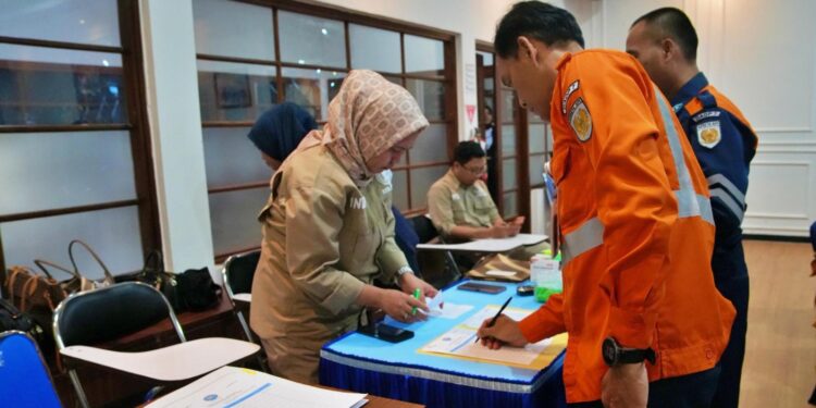 Wujudkan Lingkungan Kerja Bersih Narkoba, KAI Daop 7 Madiun Gelar Webinar dan Tes Urine Mendadak