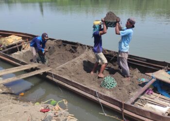 Puluhan Tahun Penambang Pasir Tradisional Sungai Brantas Kota Kediri, Ikut Menjaga Kelestarian Alam