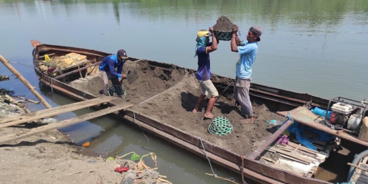 Puluhan Tahun Penambang Pasir Tradisional Sungai Brantas Kota Kediri, Ikut Menjaga Kelestarian Alam