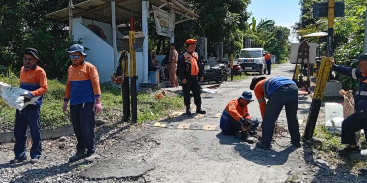 Tingkatkan Keselamatan Perjalanan, KAI Daop 7 Madiun Lakukan Normalisasi Jalur di Wilayah Blitar