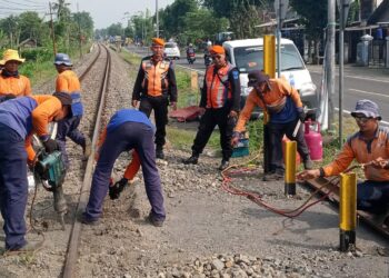 KAI Daop 7 Madiun Kembali Tutup Perlintasan Liar di Blitar, Ini Penyebabnya