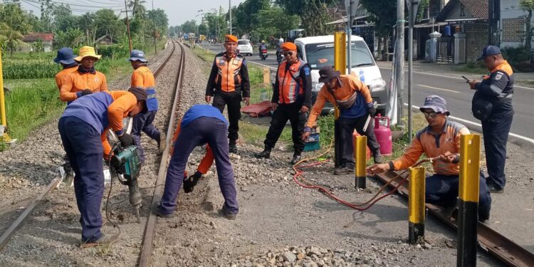 KAI Daop 7 Madiun Kembali Tutup Perlintasan Liar di Blitar, Ini Penyebabnya
