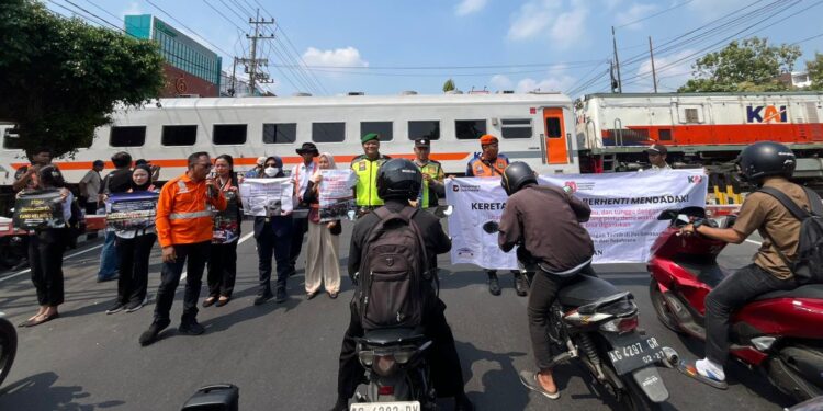 Semangat Harkitnas, KAI Daop 7 Madiun Gandeng Generasi Muda Aksi Keselamatan Perlintasan Sebidang