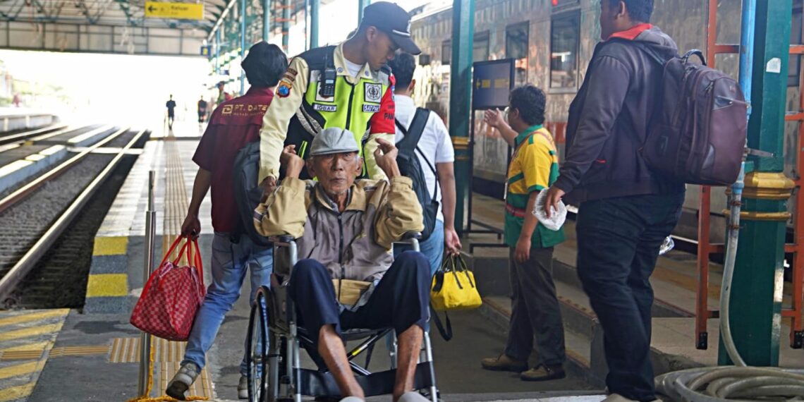Peringatan Hari Lanjut Usia Nasional, KAI Daop 7 Madiun Komitmen Layanan Inklusif dan Fasilitas Reduksi Tarif Bagi Lansia