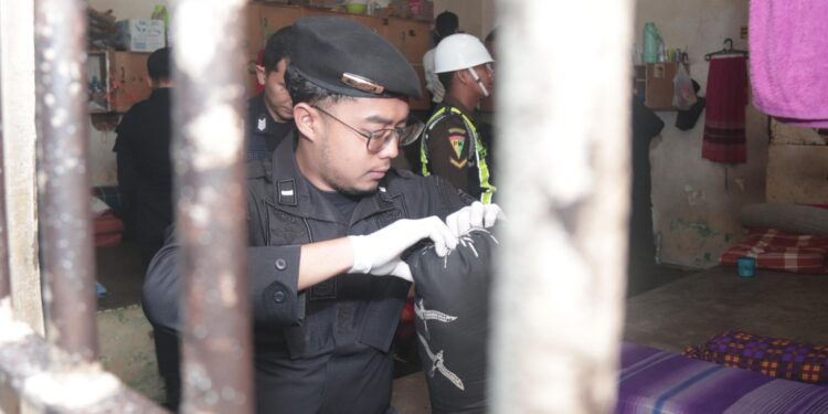 Petugas Gabungan Razia Lapas Kediri, Langkah Tegas Penguatan Pengamanan di Lapas Kediri