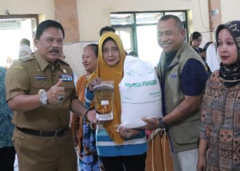 Bulog Dan Pemkab Nganjuk Salurkan Bantuan Pangan Kepada Ribuan Warga Desa Begadung