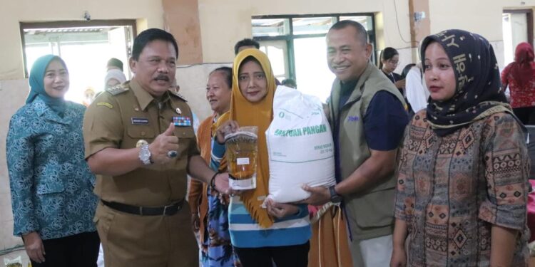 Bulog Dan Pemkab Nganjuk Salurkan Bantuan Pangan Kepada Ribuan Warga Desa Begadung